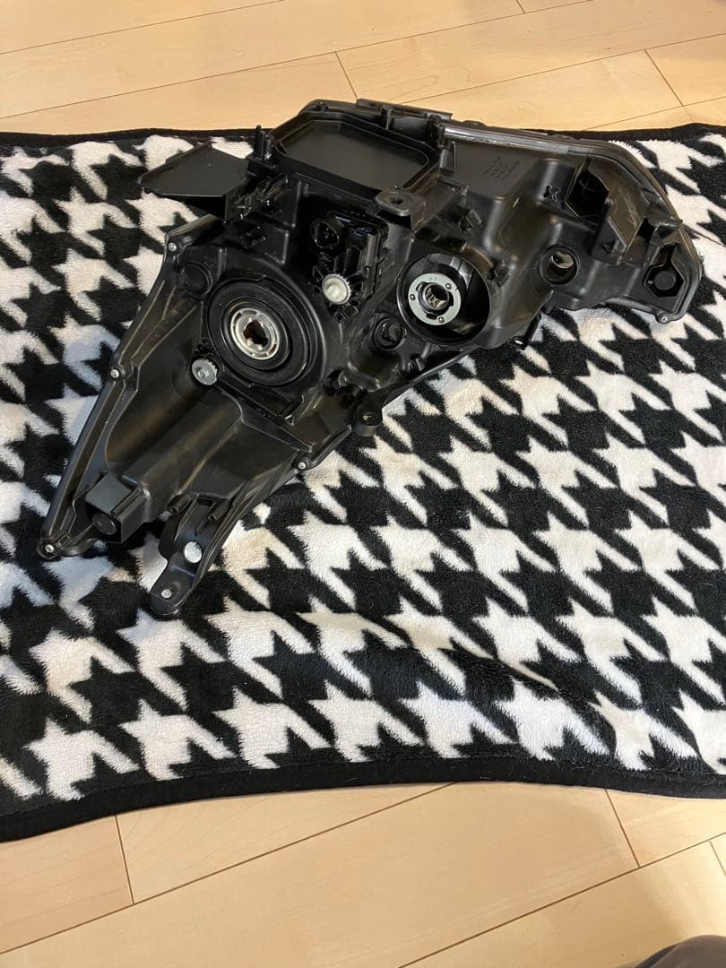 プリウスα後期　ヘッドライト