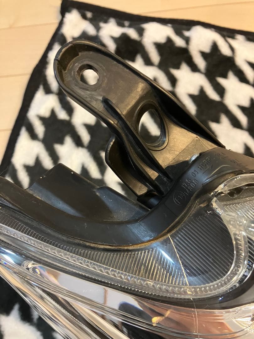 プリウスα後期　ヘッドライト