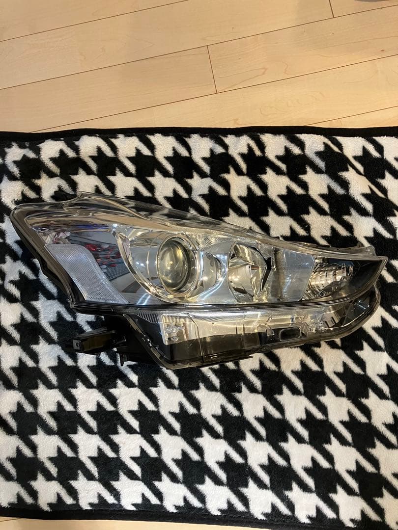プリウスα後期　ヘッドライト