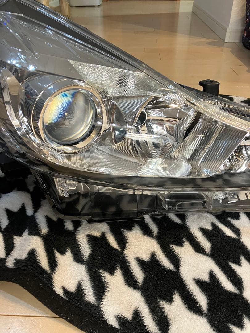プリウスα後期　ヘッドライト
