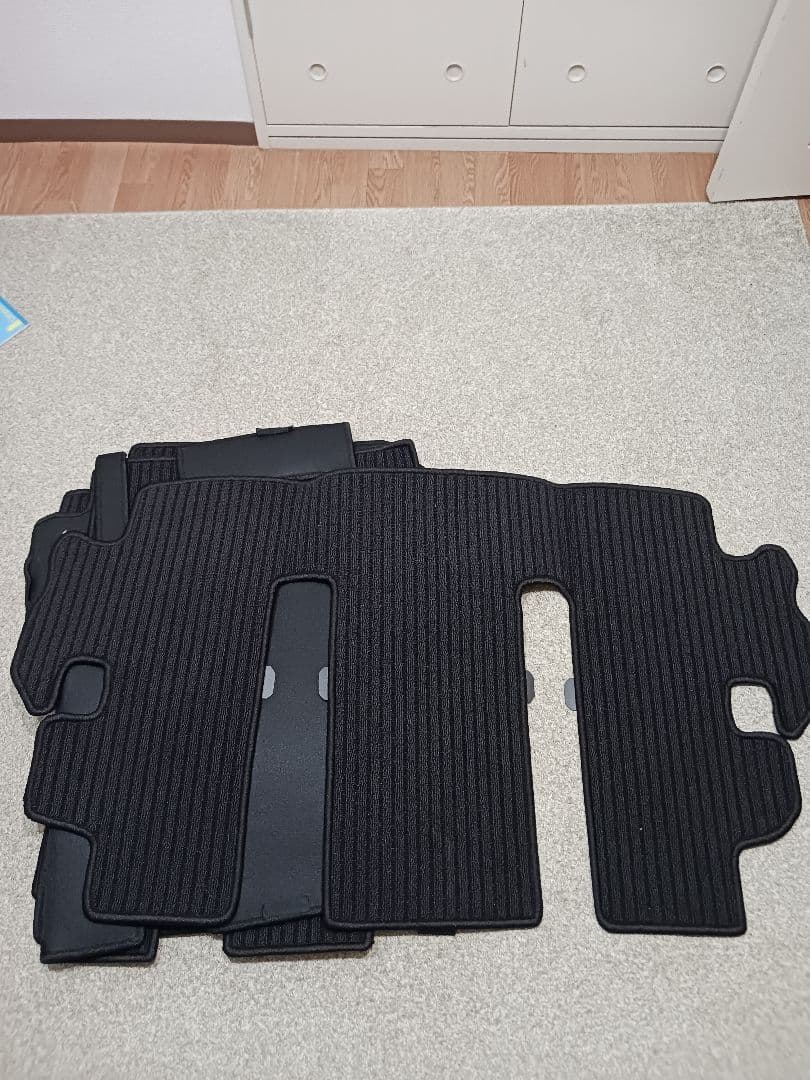 デリカD5　フロアマット　新品未開封(写真掲載一時開封)　黒