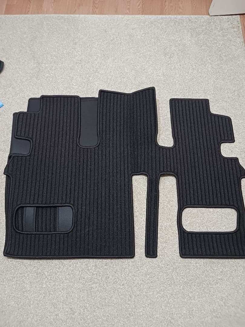デリカD5　フロアマット　新品未開封(写真掲載一時開封)　黒