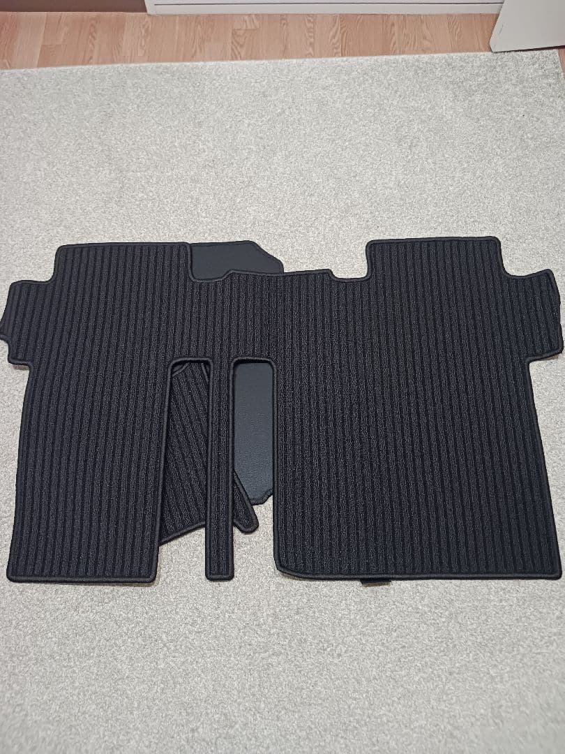 デリカD5　フロアマット　新品未開封(写真掲載一時開封)　黒