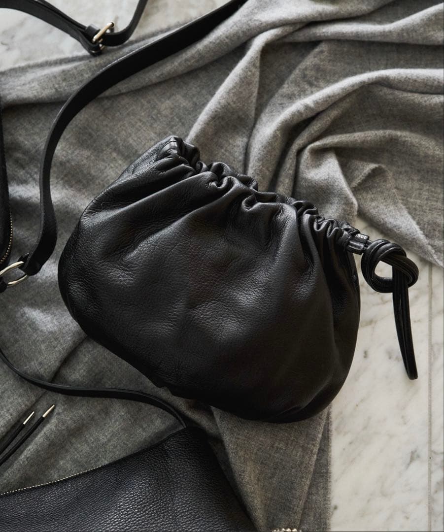 ⭐︎新品未使用⭐︎russet レザー巾着 4WAYショルダーバッグ ブラック