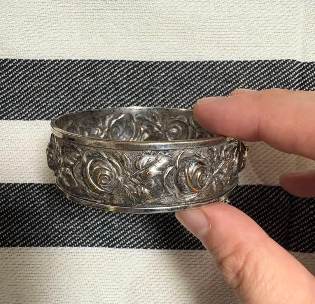 値下げ　アンティーク？　薔薇モチーフのシルバーバングル