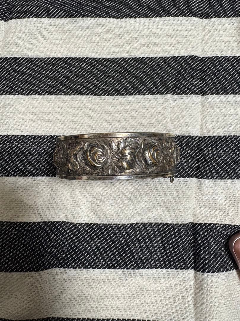 値下げ　アンティーク？　薔薇モチーフのシルバーバングル