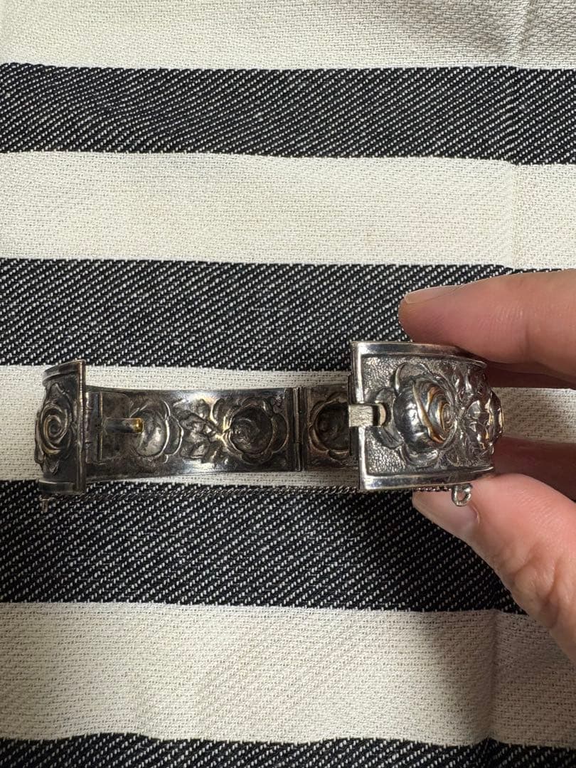 値下げ　アンティーク？　薔薇モチーフのシルバーバングル