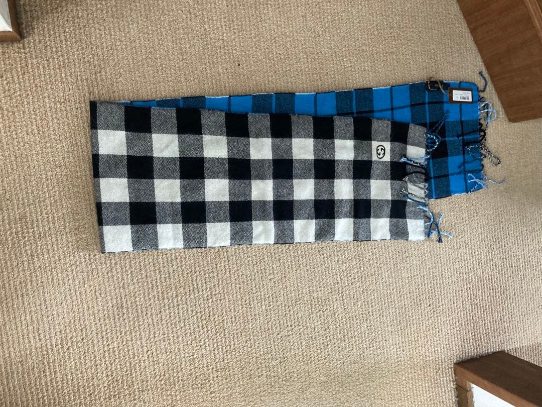 グッチのマフラー、肌触りと色使い抜群。