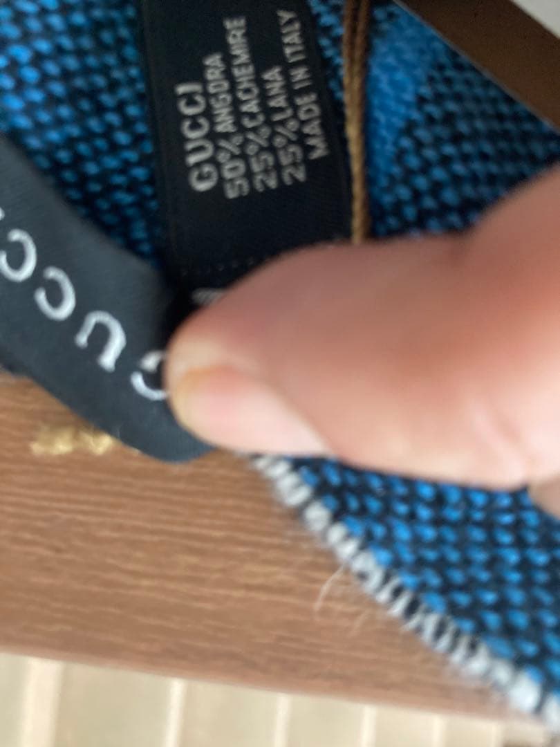 グッチのマフラー、肌触りと色使い抜群。