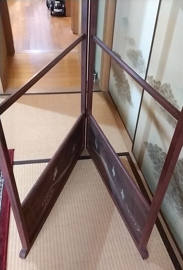 波と鳥の装飾が施された木製衣桁「昭和レトロ」