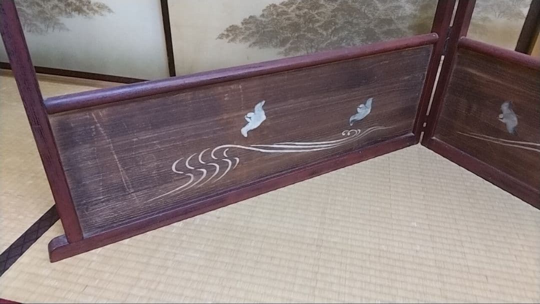 波と鳥の装飾が施された木製衣桁「昭和レトロ」