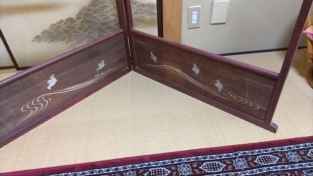 波と鳥の装飾が施された木製衣桁「昭和レトロ」