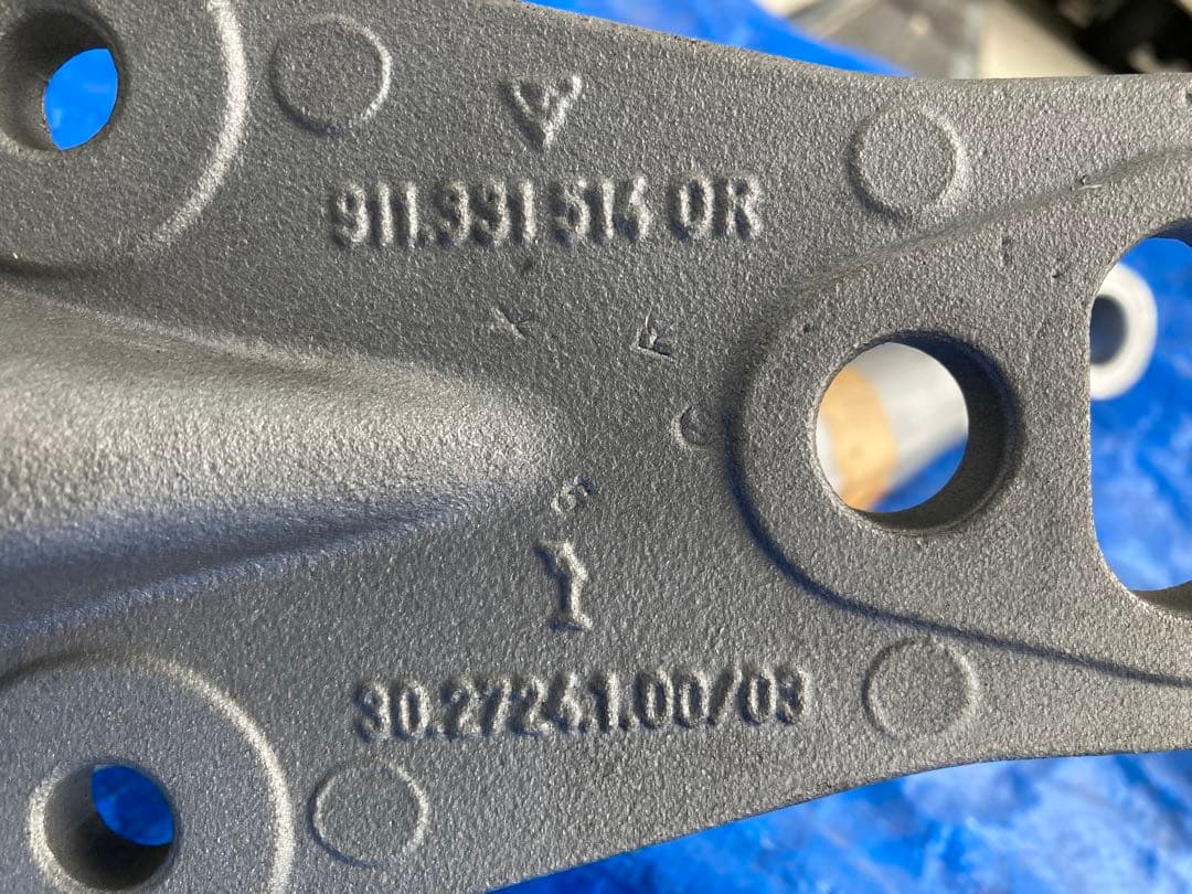 PORSCHE 930 右リアトレーリングアーム新品