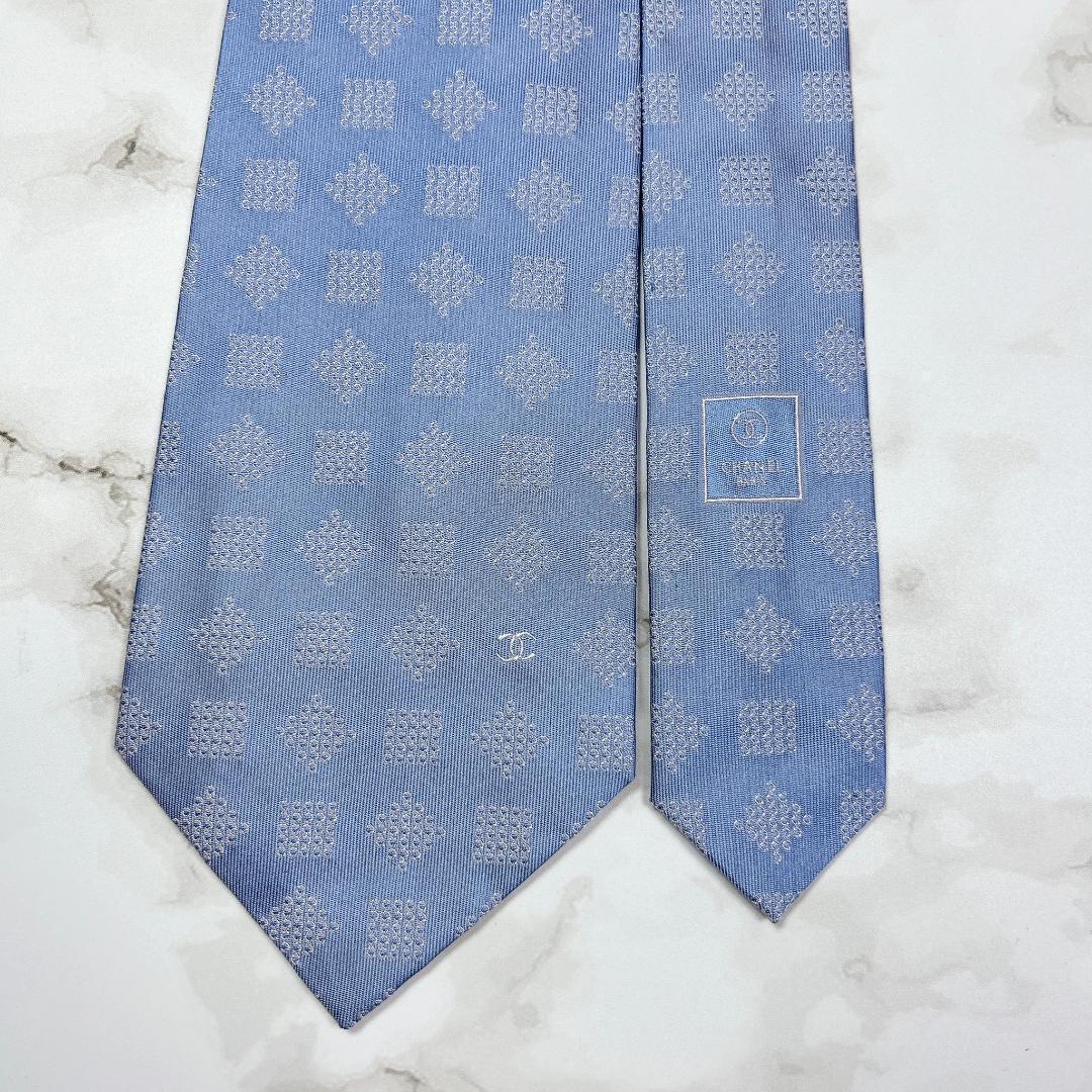美品　シャネル　ネクタイ　水色　現行　チェーン　幾多 模様入り　ロゴ　　光沢