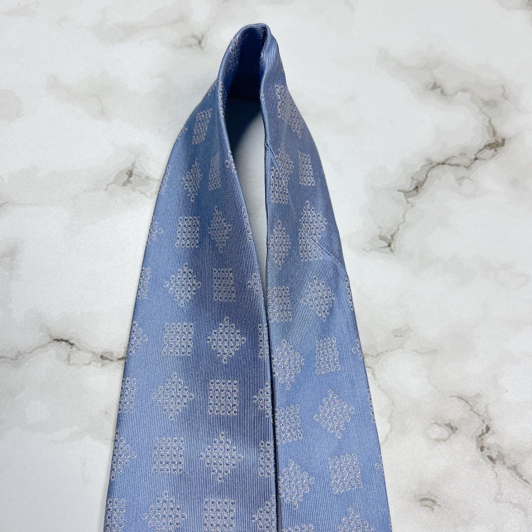 美品　シャネル　ネクタイ　水色　現行　チェーン　幾多 模様入り　ロゴ　　光沢