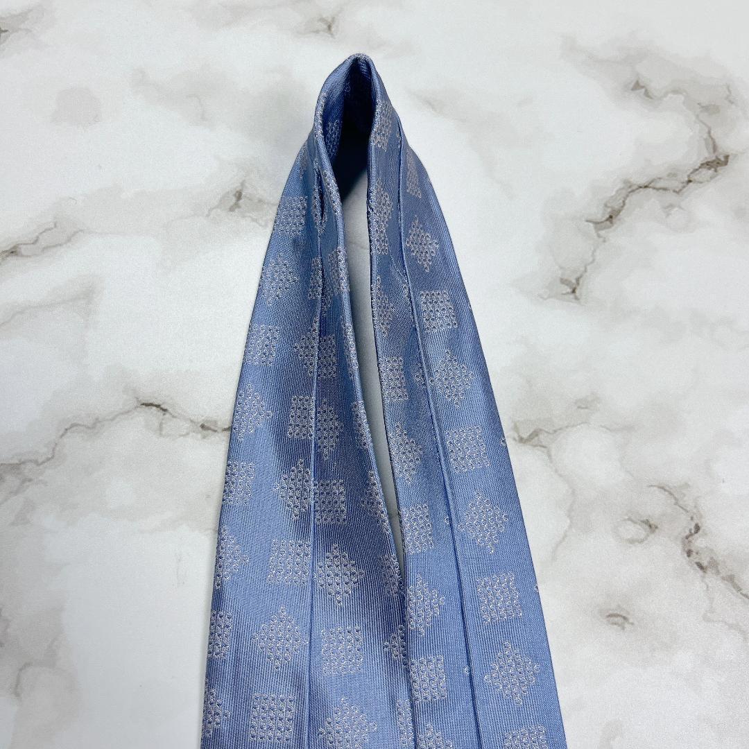 美品　シャネル　ネクタイ　水色　現行　チェーン　幾多 模様入り　ロゴ　　光沢