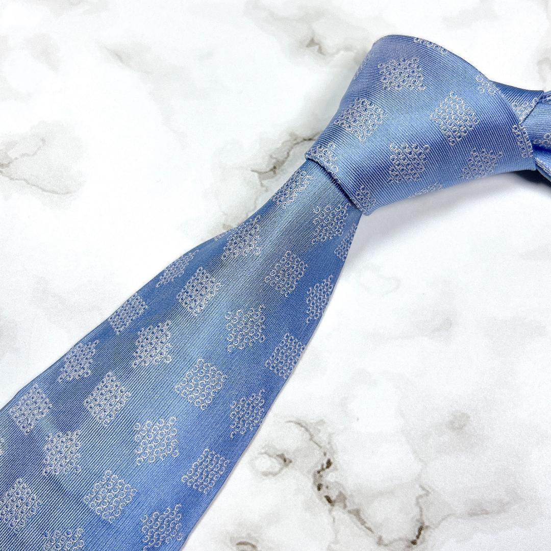 美品　シャネル　ネクタイ　水色　現行　チェーン　幾多 模様入り　ロゴ　　光沢