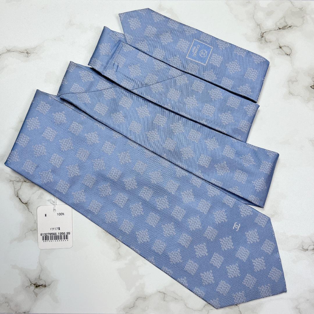 美品　シャネル　ネクタイ　水色　現行　チェーン　幾多 模様入り　ロゴ　　光沢