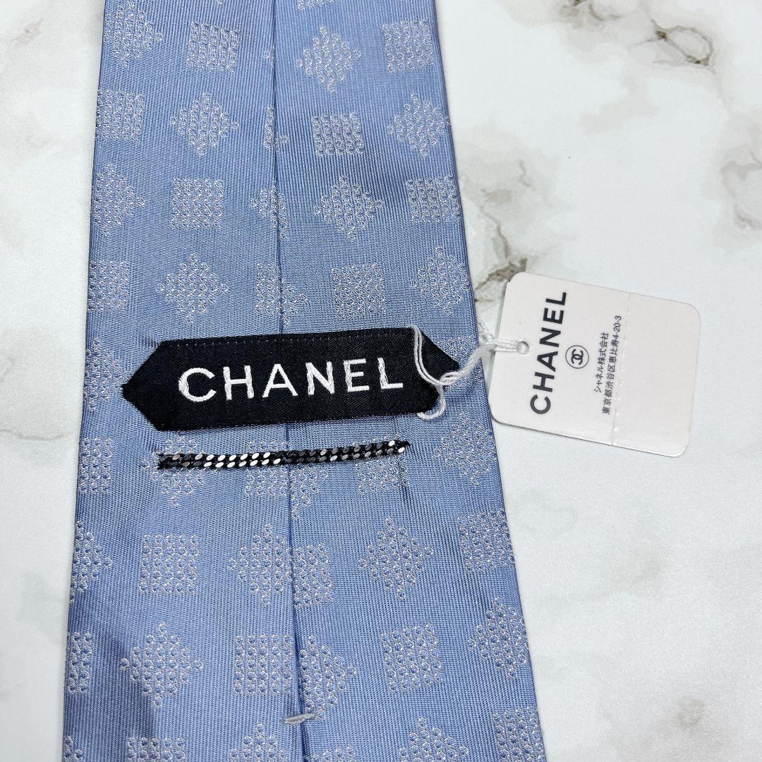 美品　シャネル　ネクタイ　水色　現行　チェーン　幾多 模様入り　ロゴ　　光沢