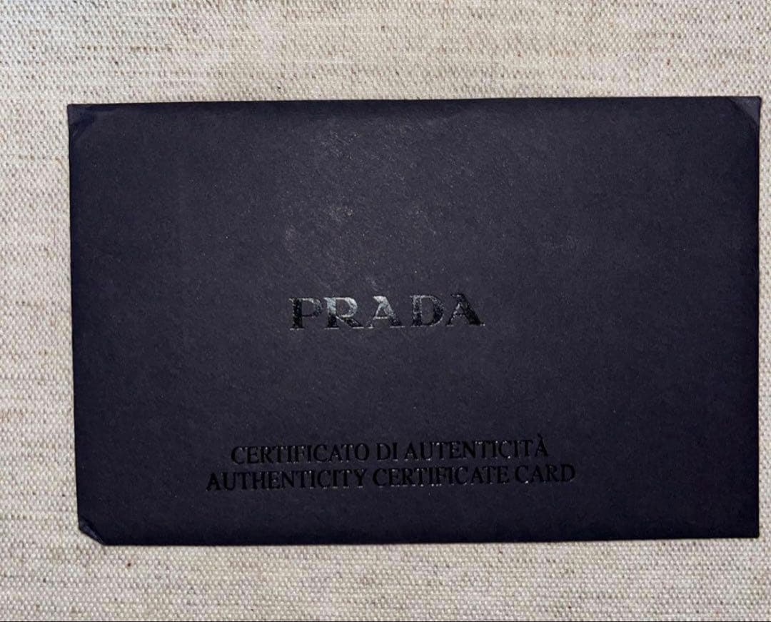 PRADA 財布　プラダ　二つ折り　ブラック　wallet