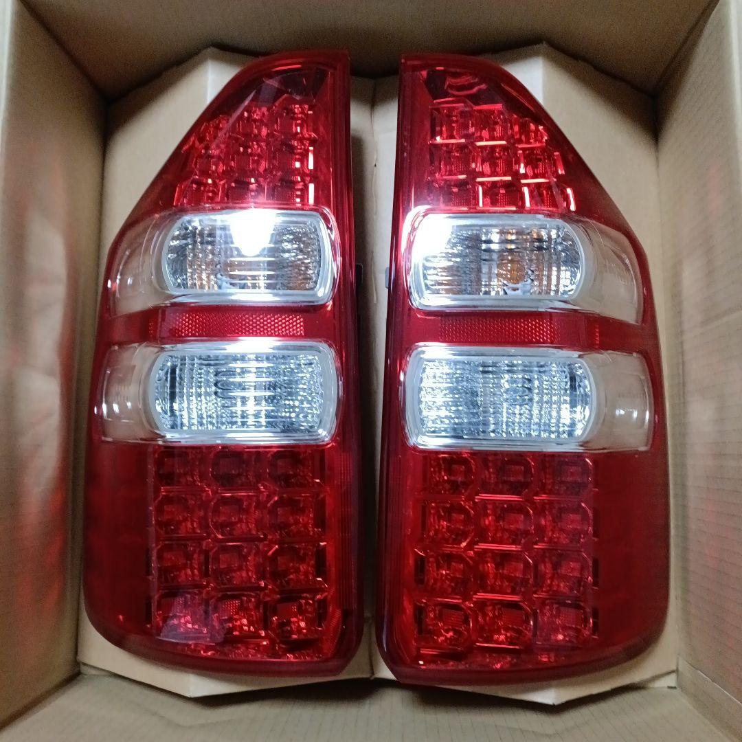 TOYOTAノア ZRR70W テールランプ 左右セット 4ピン