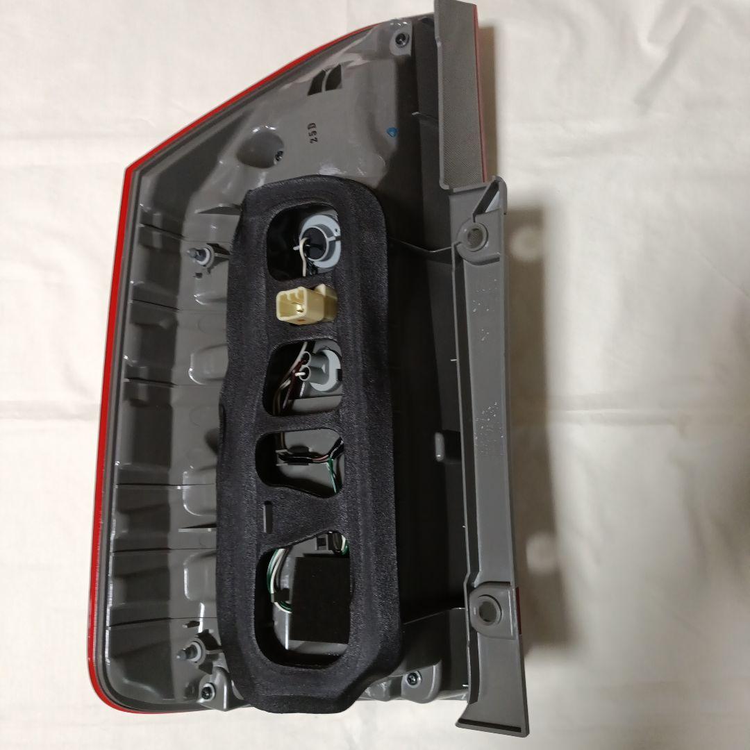 TOYOTAノア ZRR70W テールランプ 左右セット 4ピン