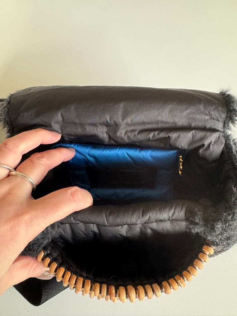 ebagos ウールボア・ボディバッグ