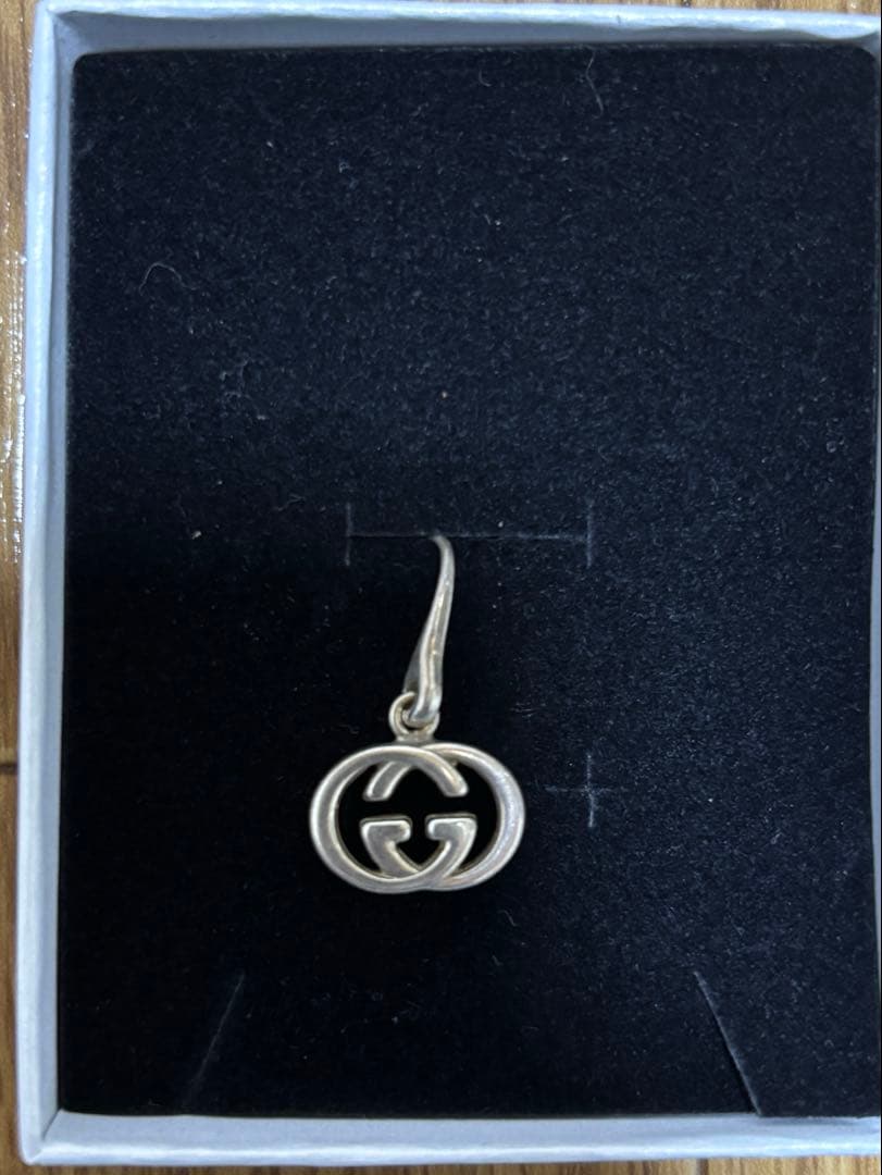 GUCCI ピアシルバー