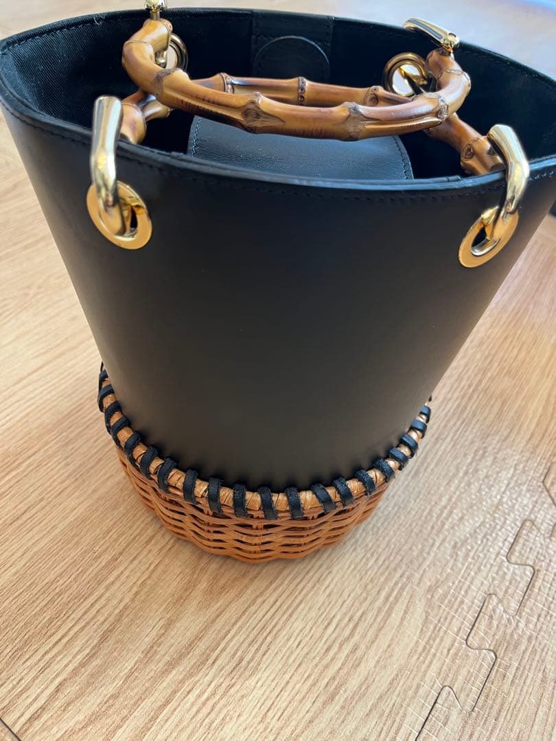 大幅値下げ！！【美品】ヴィオラドーロ　バケツ型黒合成皮革かごバッグ