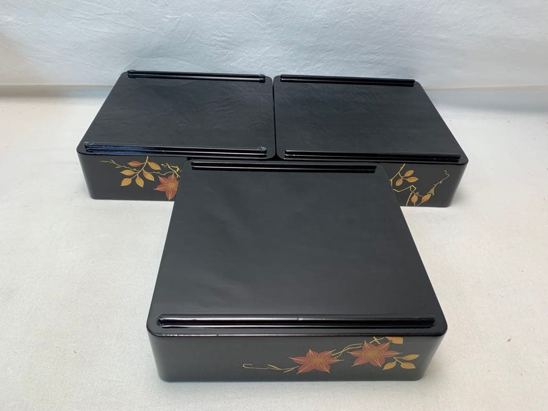 ほぼ未使用 懐石道具 木製 黒真塗 金彩花蒔絵 本重三段 重箱 内朱 紙箱