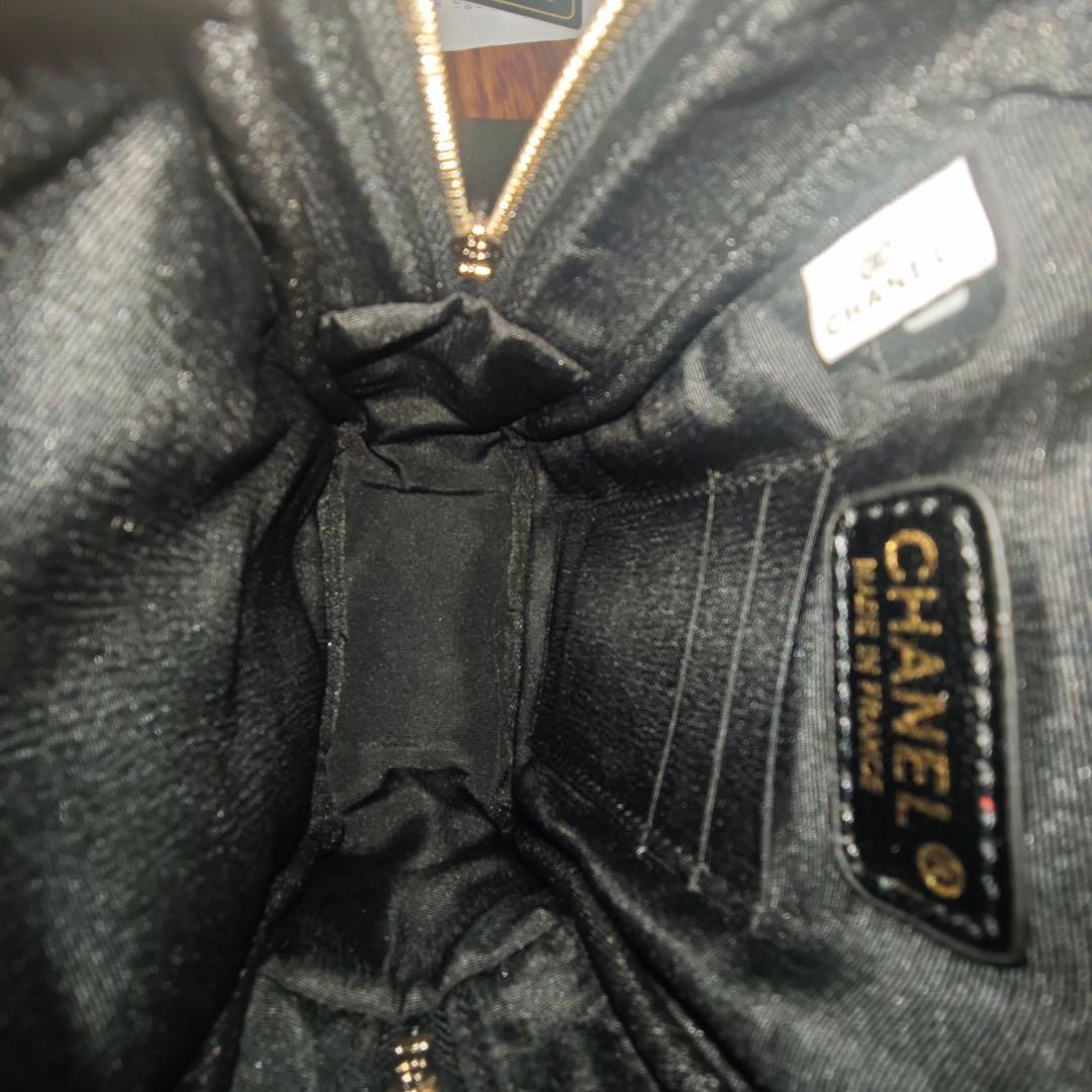 キルティングデザインのブラックバックパック、ダブルCロゴ付き。