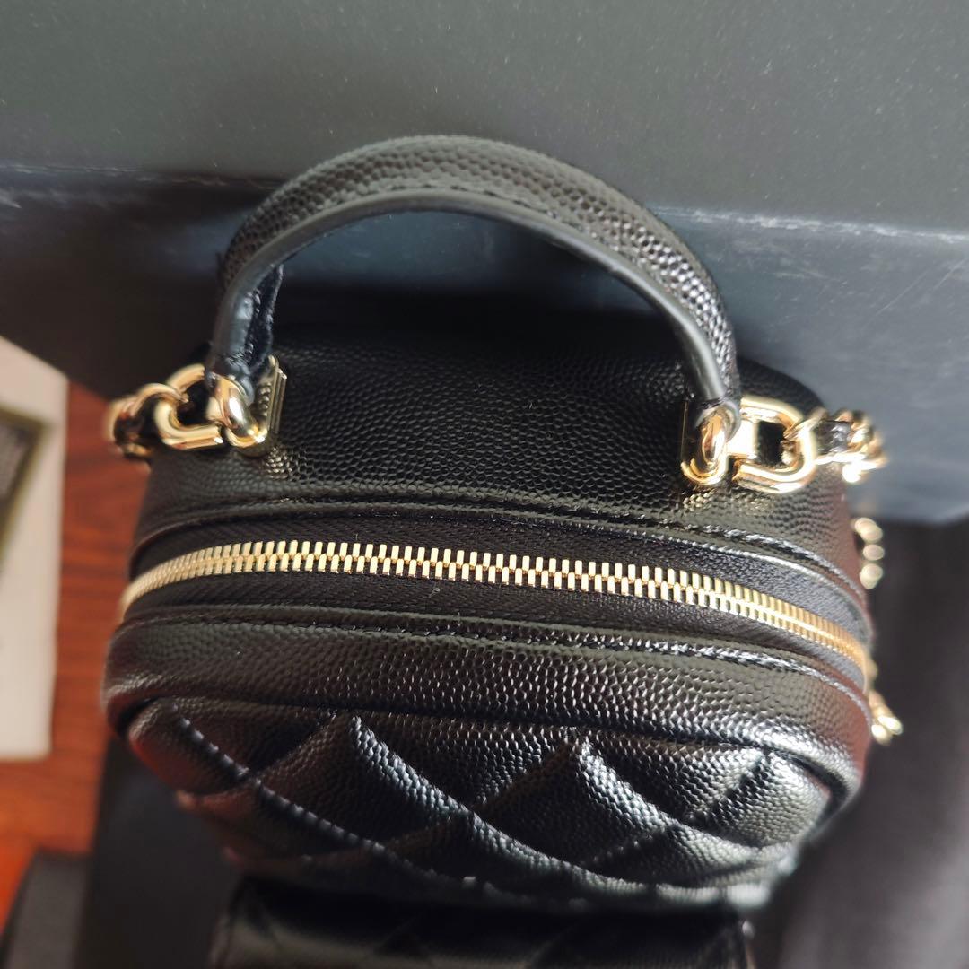 キルティングデザインのブラックバックパック、ダブルCロゴ付き。