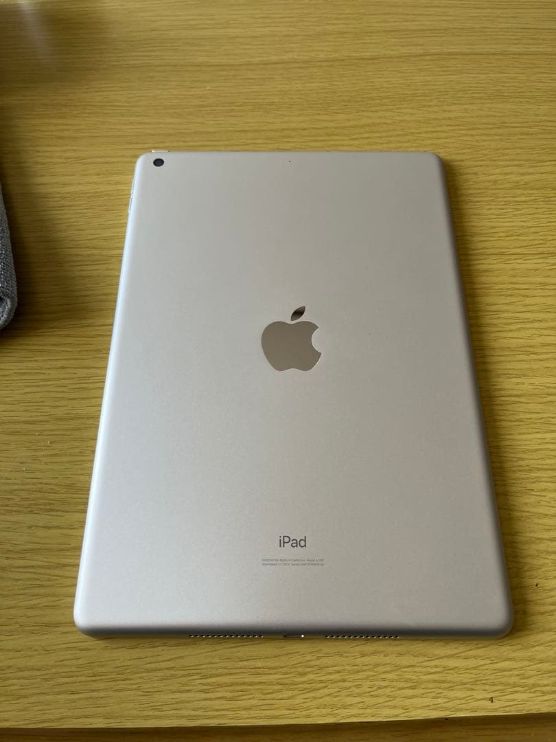 美品　iPad 第7世代Wi-Fiモデル　32GB 10.2インチ シルバー