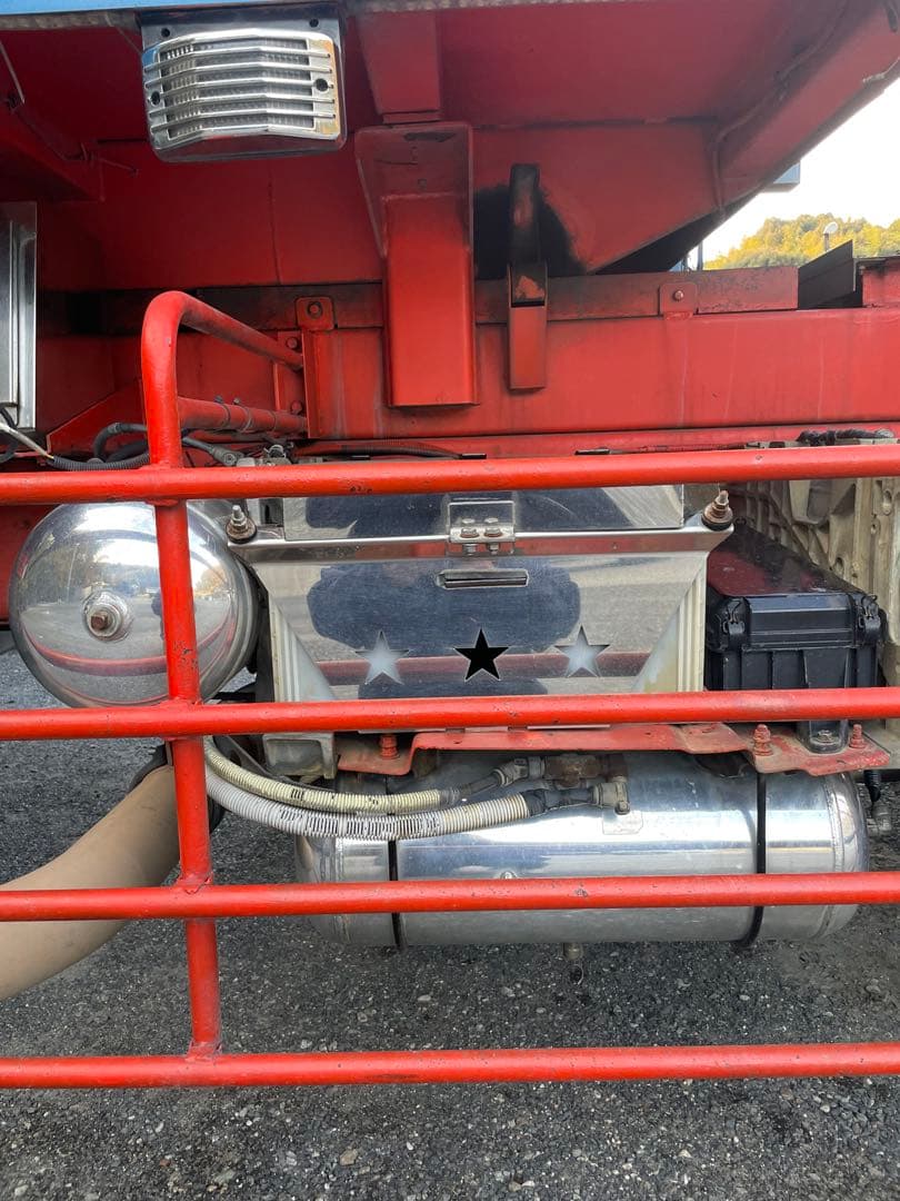 日野グランドプロフィアバッテリーカバーと押さえと前面パネル3点セット