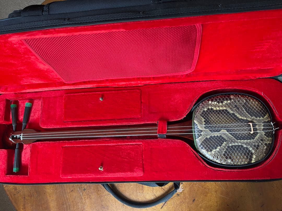 カラクイが美しい蛇皮三線 、バチその他ハードケース付き