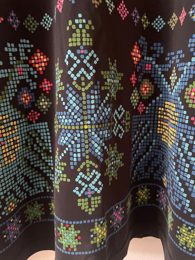 トクコプルミエブォル/カラフル幾何学模様の長袖Aラインチュニック(訳あり)