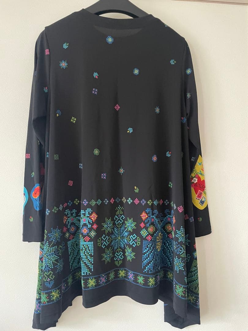 トクコプルミエブォル/カラフル幾何学模様の長袖Aラインチュニック(訳あり)
