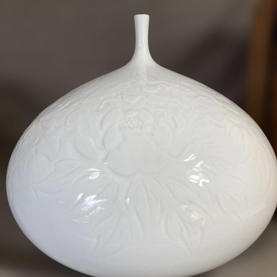 【中尾恭純】白磁の伝統　名窯　伝統工芸会員　中仙窯　中尾恭純作　白磁牡丹彫文　壷