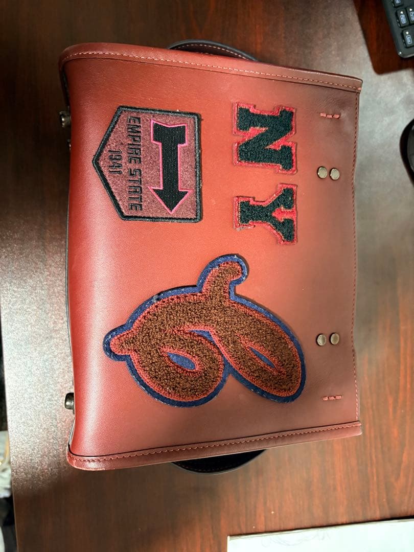 NYロゴ刺繍レザートートバッグ