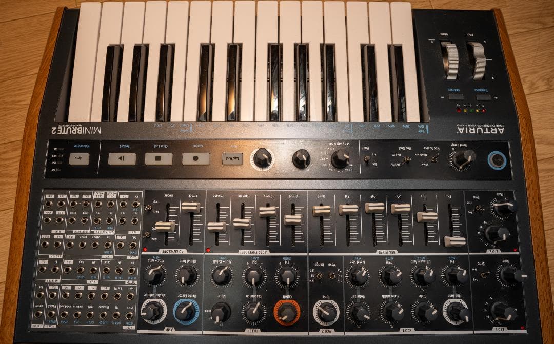 ARTURIA MINIBRUTE 2 シンセサイザー