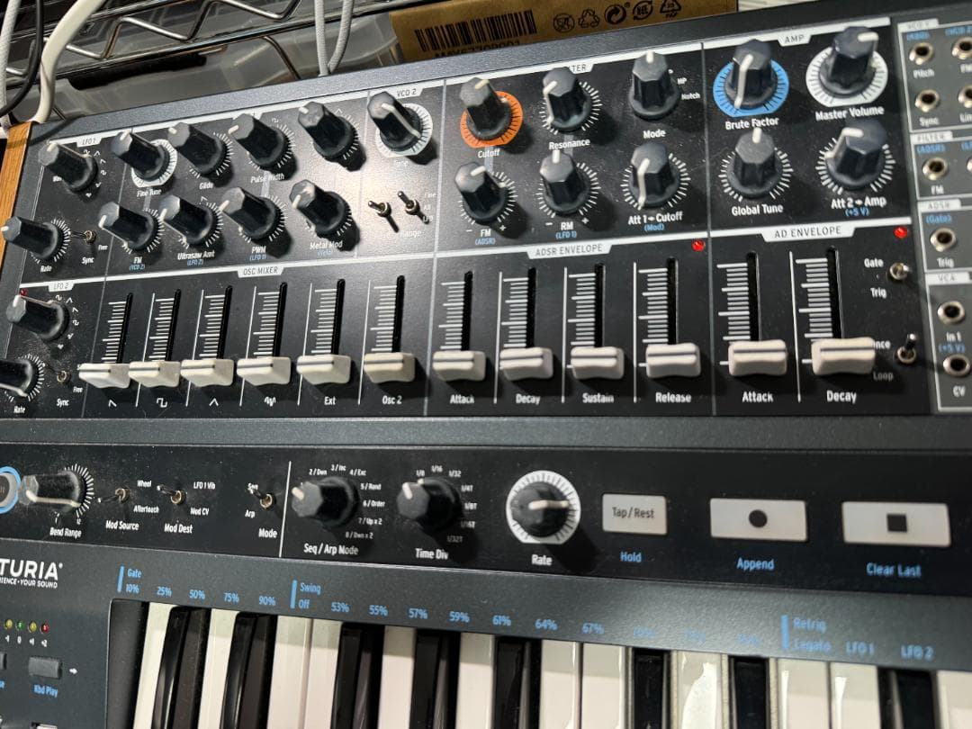 ARTURIA MINIBRUTE 2 シンセサイザー