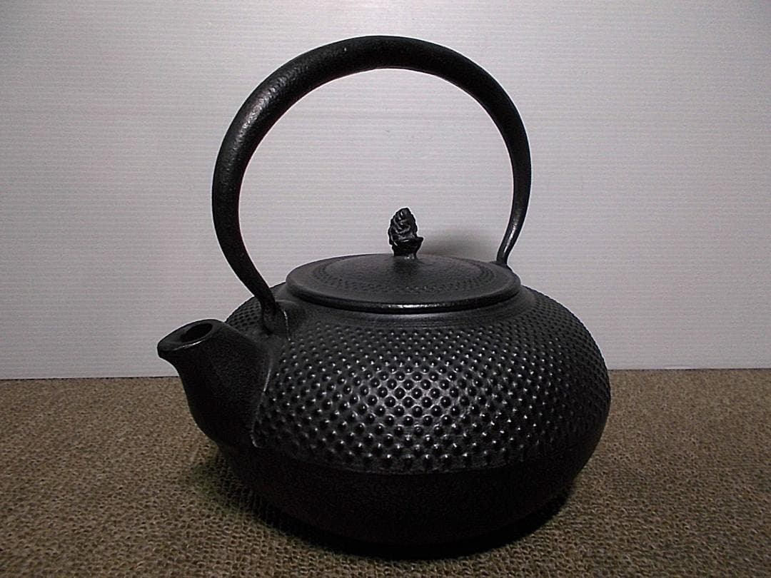 茶道具 南部霰鉄瓶 アラレ鉄瓶 在銘 黒真塗 風炉型野々田電熱器 動作品