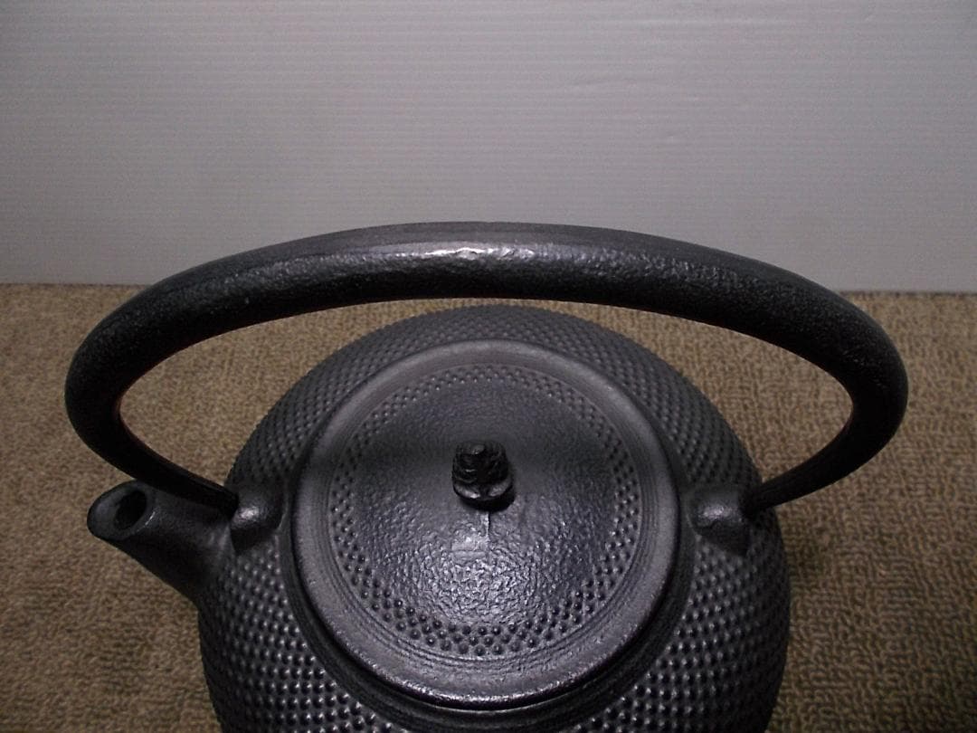 茶道具 南部霰鉄瓶 アラレ鉄瓶 在銘 黒真塗 風炉型野々田電熱器 動作品