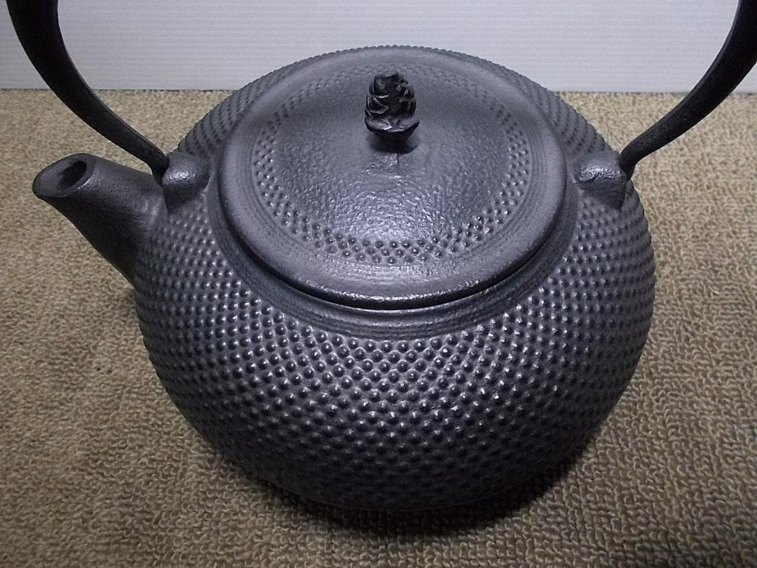 茶道具 南部霰鉄瓶 アラレ鉄瓶 在銘 黒真塗 風炉型野々田電熱器 動作品