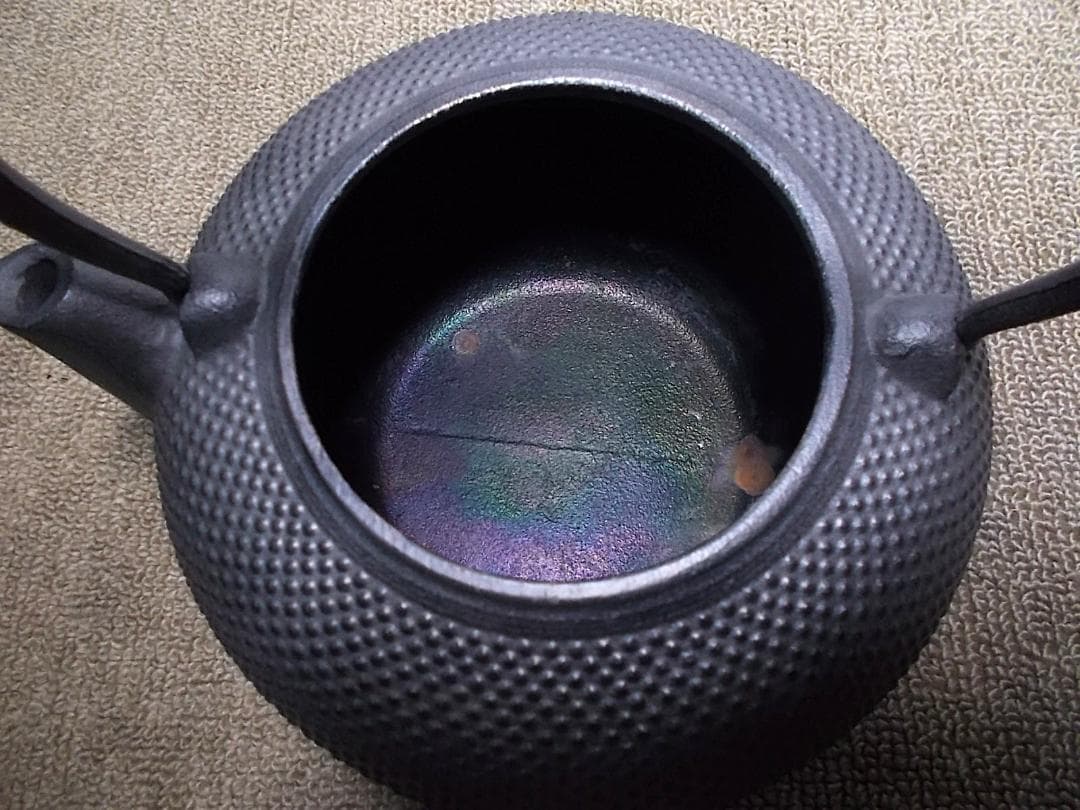 茶道具 南部霰鉄瓶 アラレ鉄瓶 在銘 黒真塗 風炉型野々田電熱器 動作品