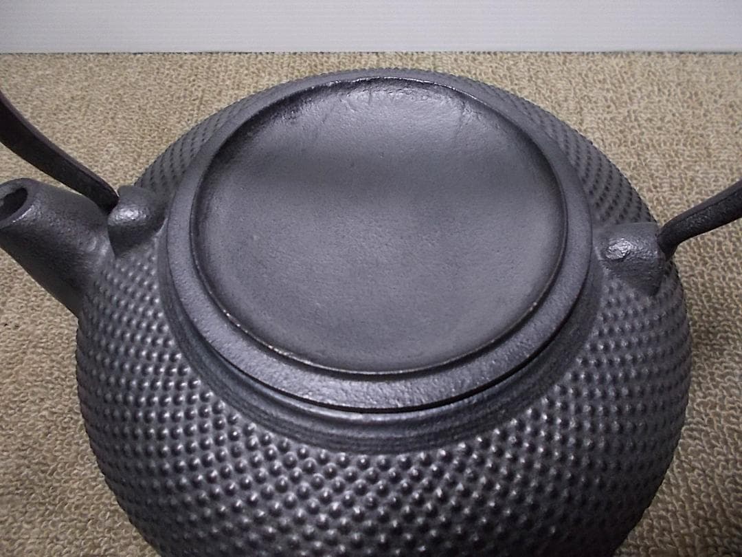 茶道具 南部霰鉄瓶 アラレ鉄瓶 在銘 黒真塗 風炉型野々田電熱器 動作品
