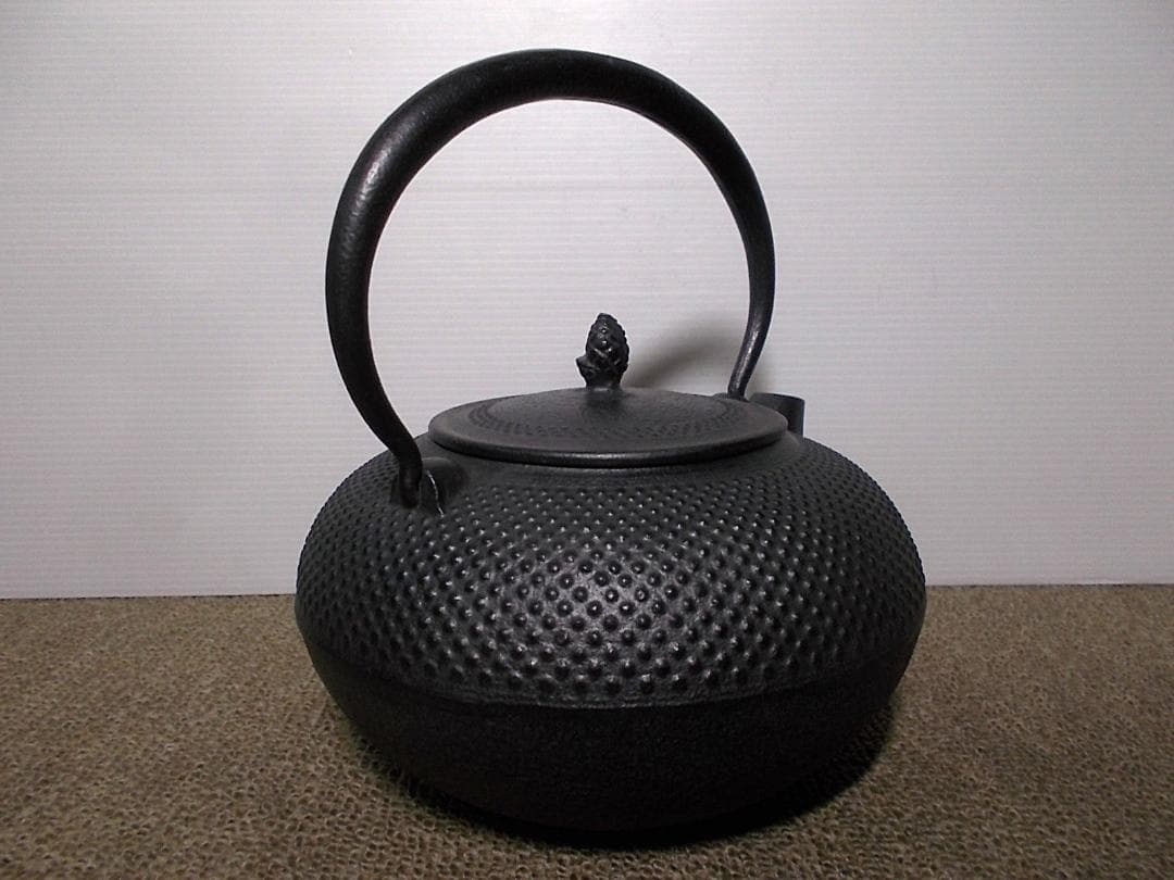 茶道具 南部霰鉄瓶 アラレ鉄瓶 在銘 黒真塗 風炉型野々田電熱器 動作品