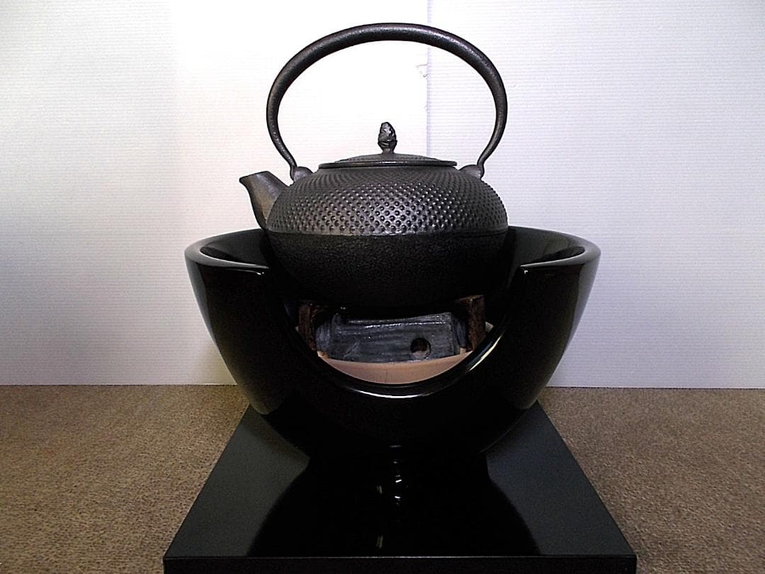 茶道具 南部霰鉄瓶 アラレ鉄瓶 在銘 黒真塗 風炉型野々田電熱器 動作品
