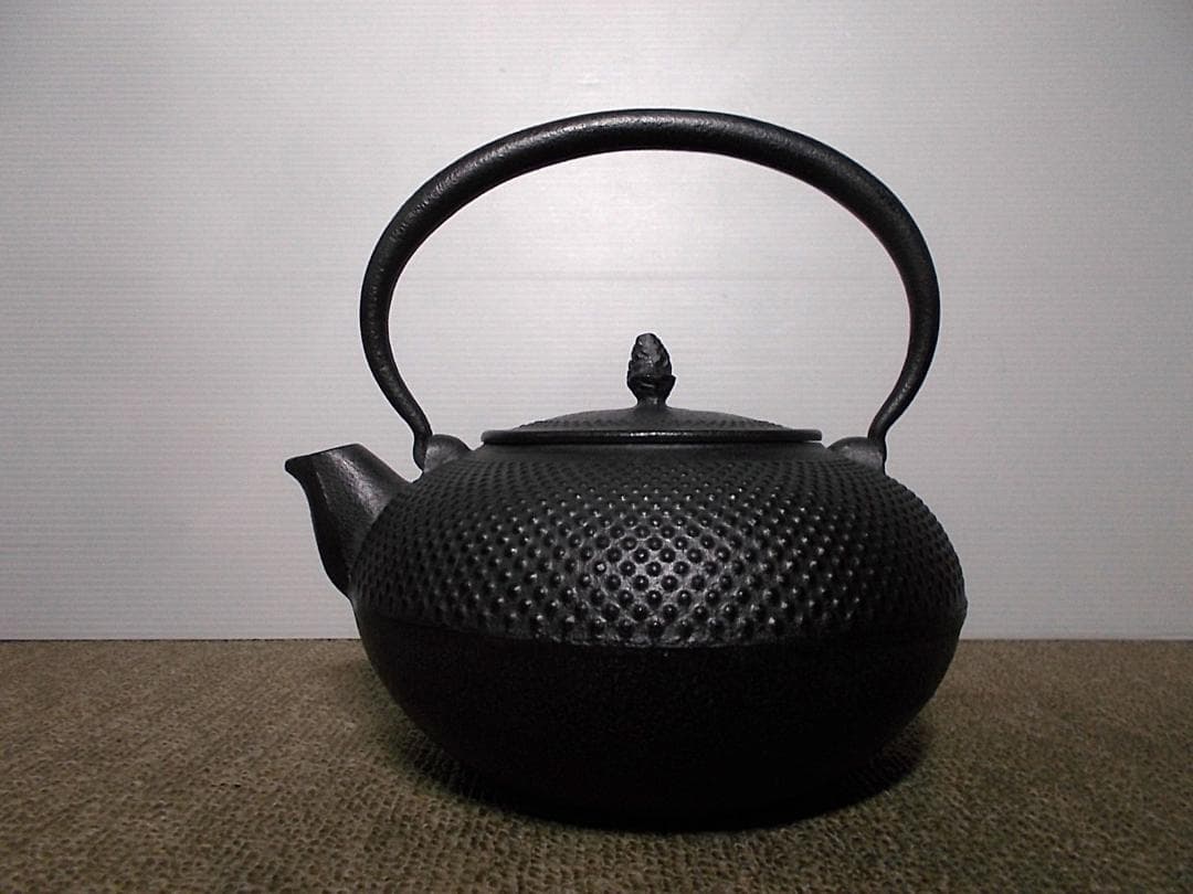 茶道具 南部霰鉄瓶 アラレ鉄瓶 在銘 黒真塗 風炉型野々田電熱器 動作品