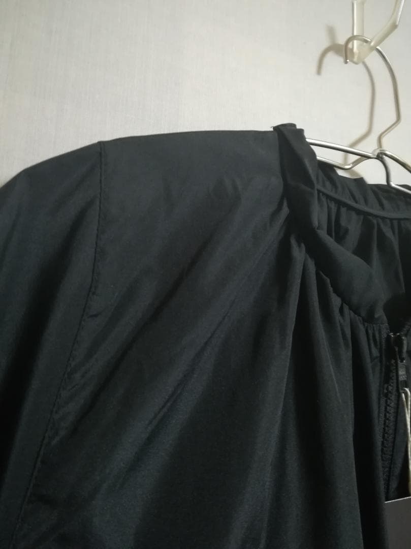 新品 BEAMS AK＋1 / ツイスト ネック ジップ ワンピース 黒